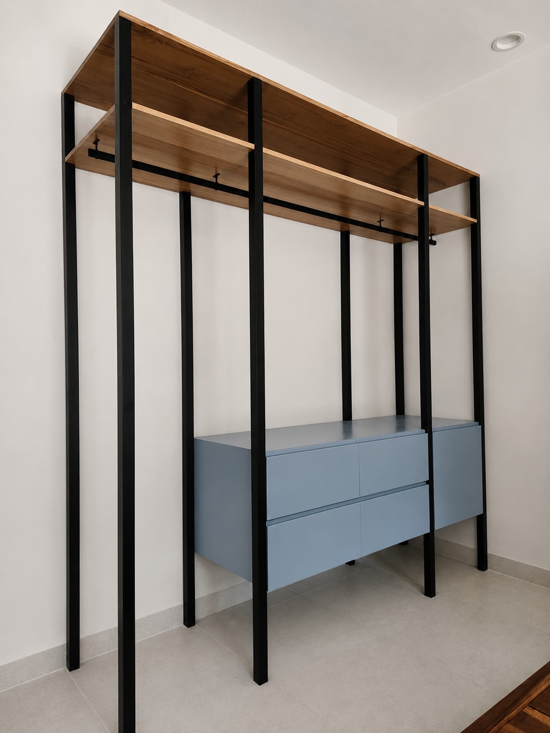 Open closet with metal structure - Everty House (2)