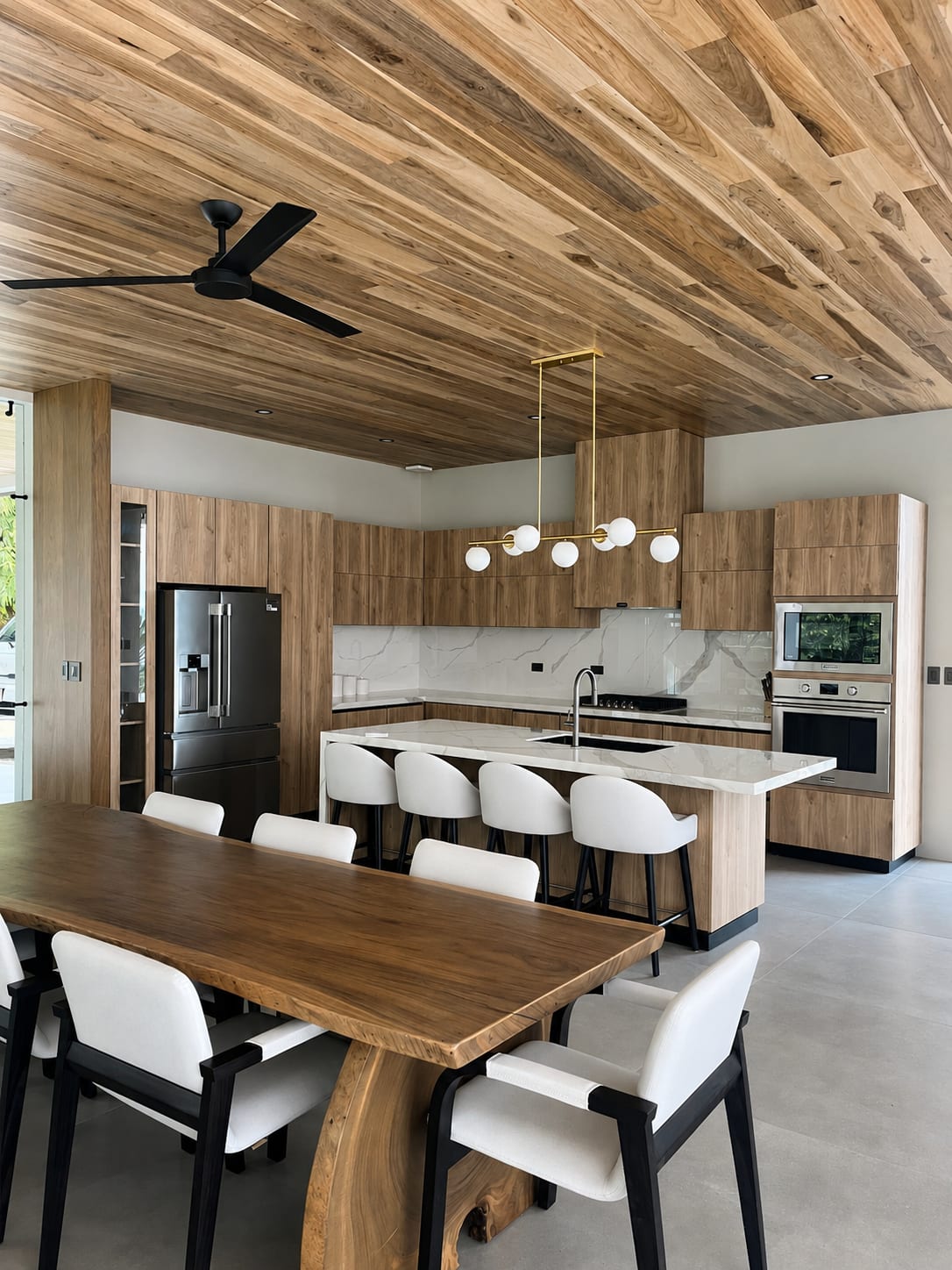 Kitchen, dining area and island - Satori House (3)