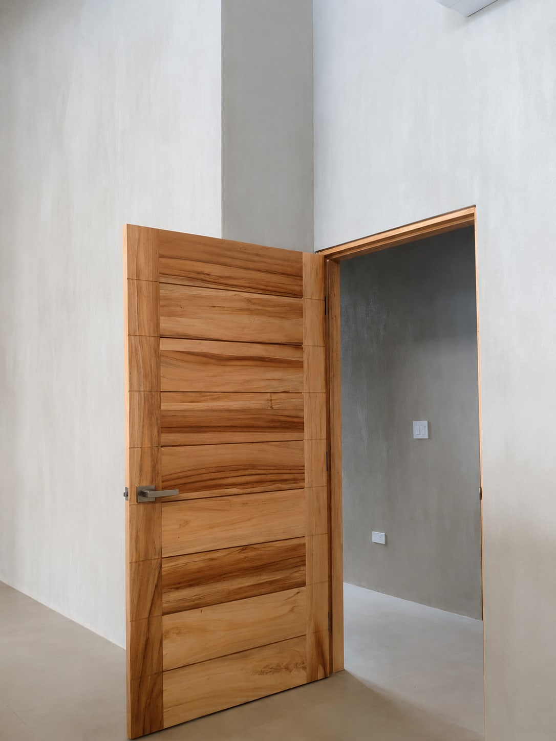 Doors, entryway and bench - El Torito House (1)