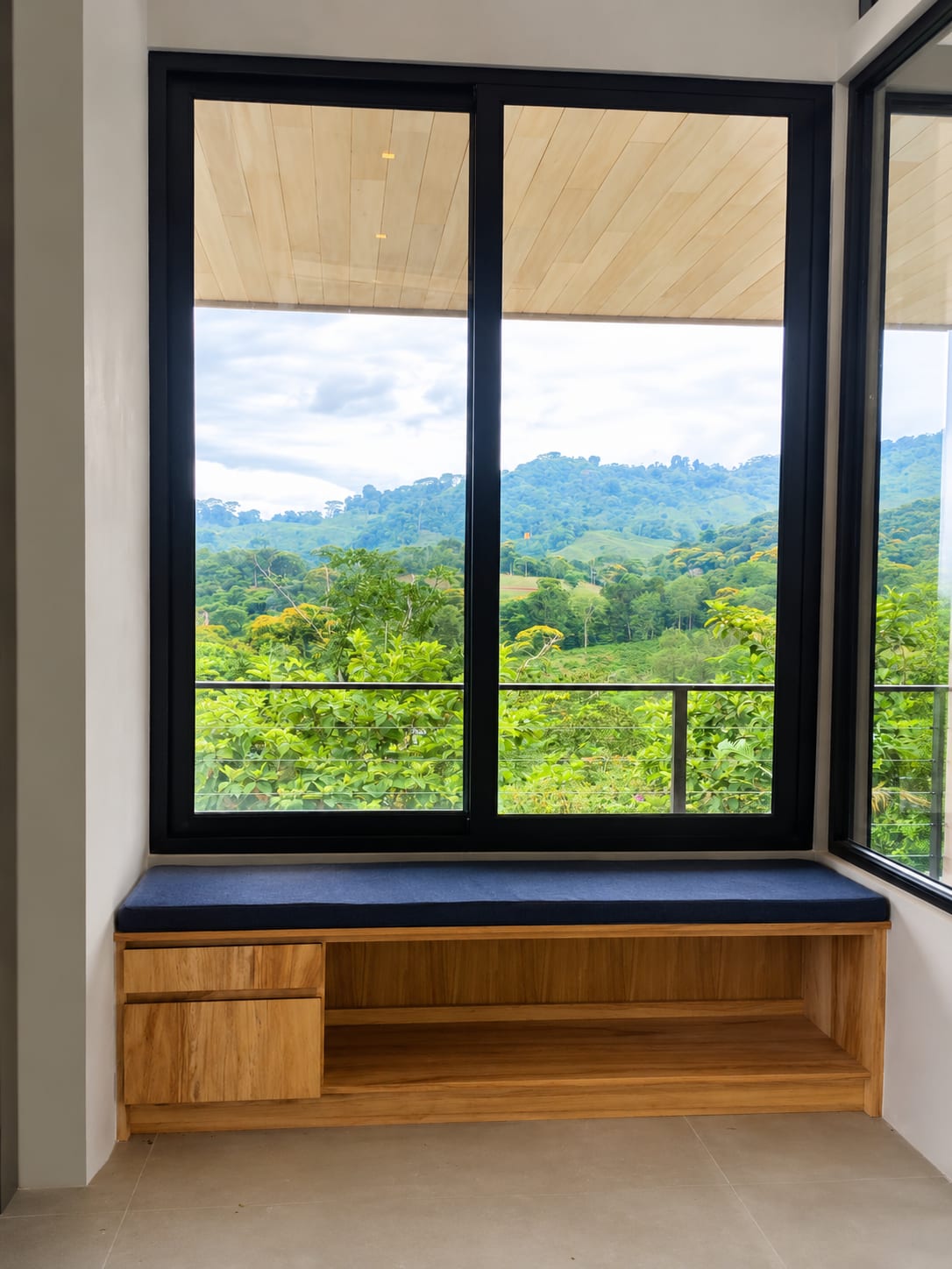 Doors, entryway and bench - El Torito House (2)