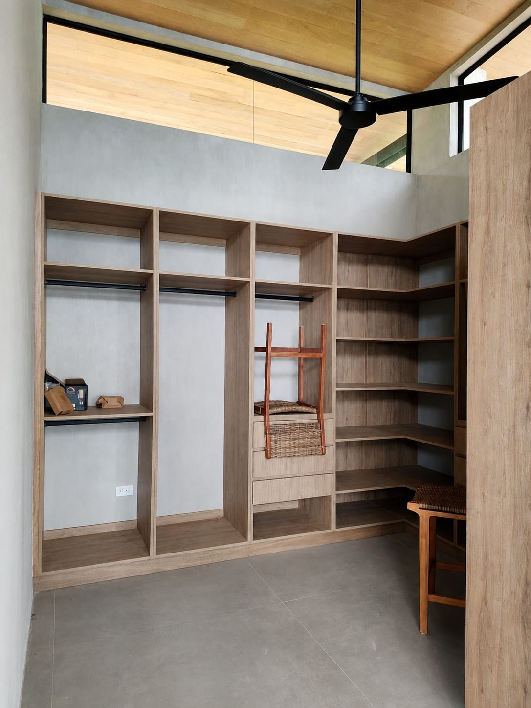 Closets and custom storage - El Torito House (2)