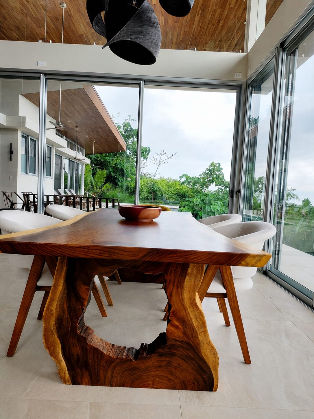 Dining room with wood table - Sattva House (2)
