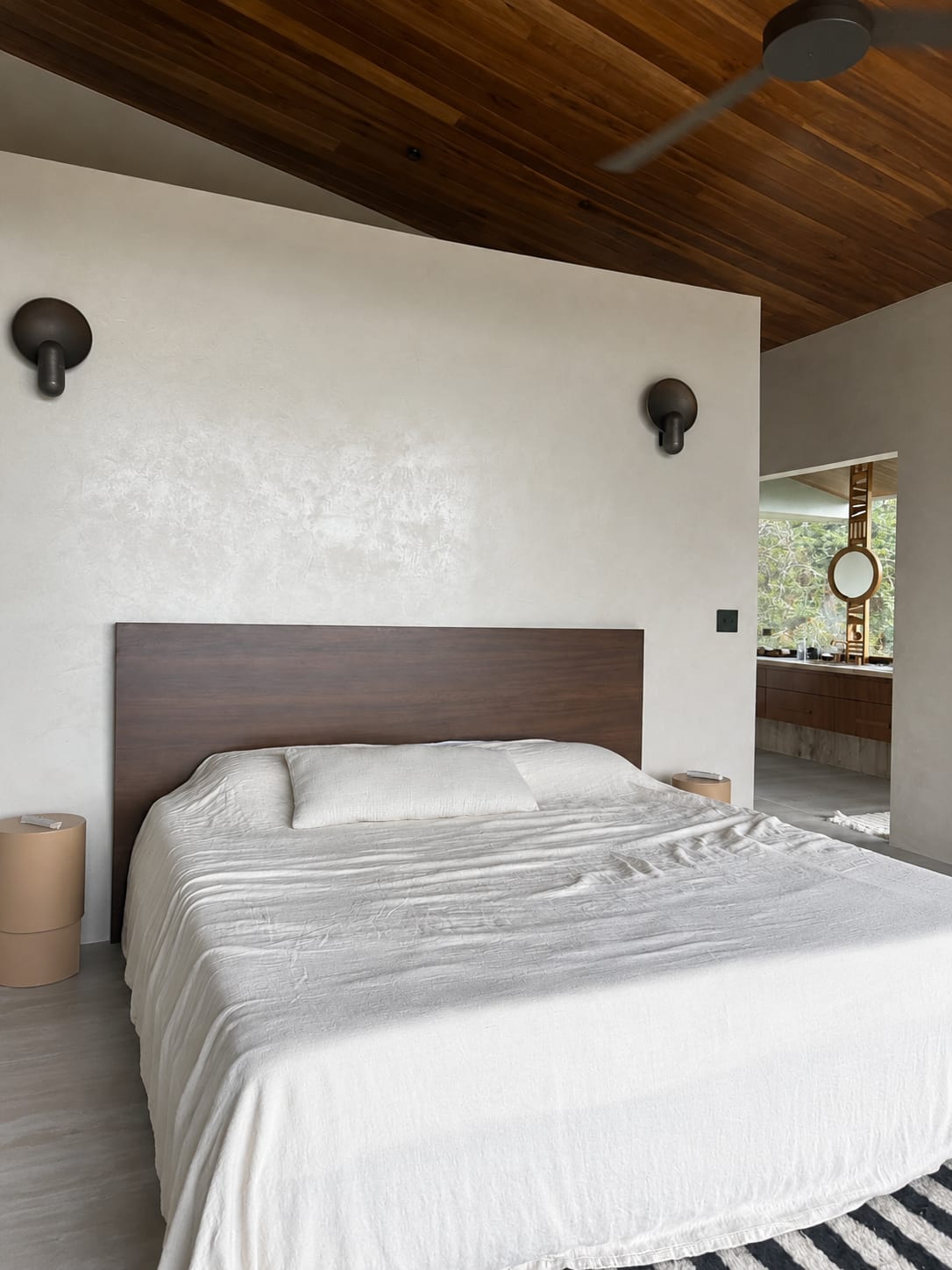 Bedroom and wood headboard - Meraki del Mar House (1)