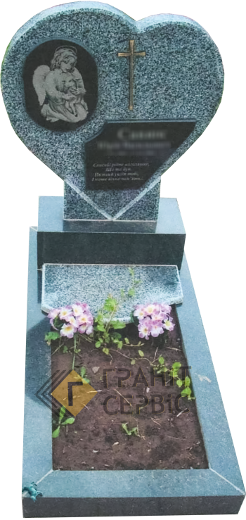 Дитячий пам'ятник з сірою стелою вирізаною у формі серця