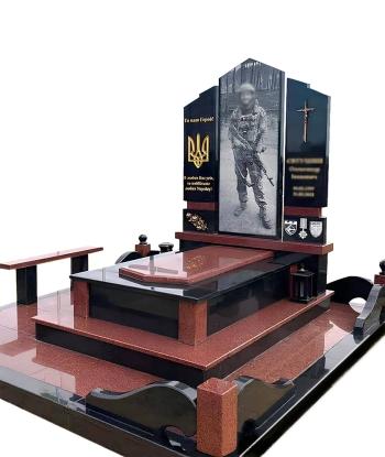 Пам'ятник з червоного та чорного граніту у формі тризуба