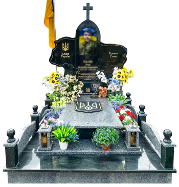 Пам'ятник для військового з чорного та сірого граніту у формі карти України