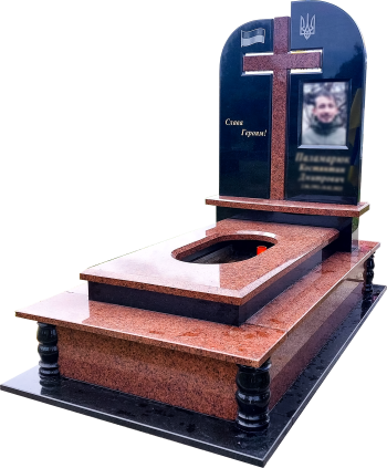 Пам’ятник на могилу для полеглого воїна з кольоровим фото та підписом золотом