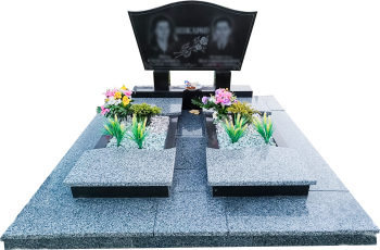 Подвійний пам'ятник з сірою плиткою та окремими квітниками