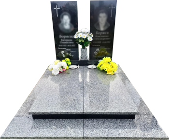 Подвійний пам'ятник з сірою плиткою по колу