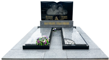 Подвійний пам'ятник з чорного стелою та сірою підставкою - тумбою 1800*2000