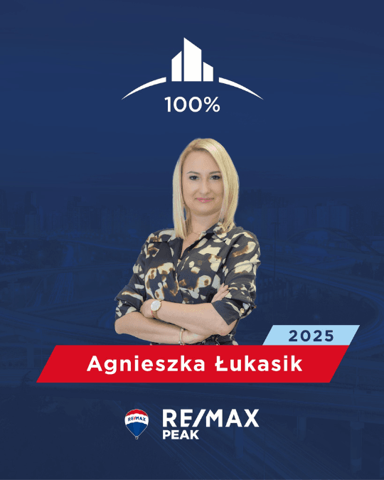 Pośrednik Nieruchomości Agnieszka Łukasik na tle informacji o zdobyciu prestiżowego wyróżnienia za 2025 rok w REMAX 100% Club