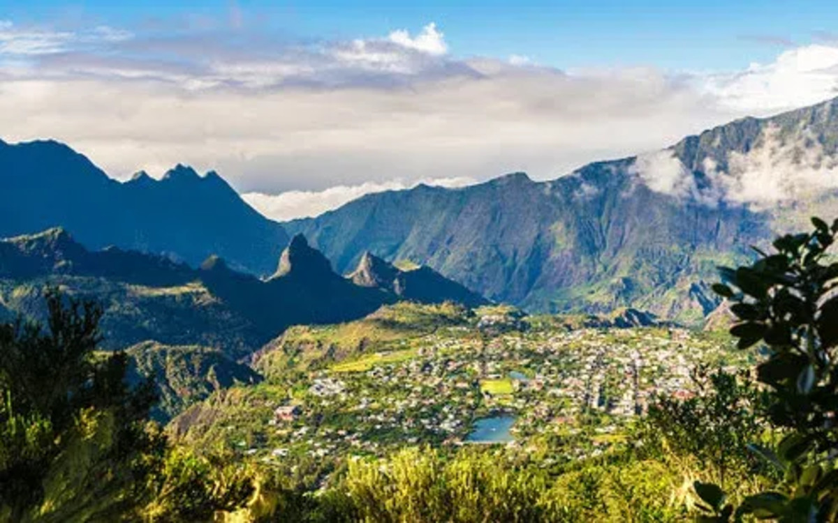 Vue panoramique du cirque de Cilaos depuis les hauteurs, La Réunion