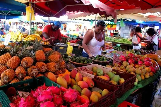 10-activités-incontournables-et-gratuites-la-réunion-marche-forains.webp