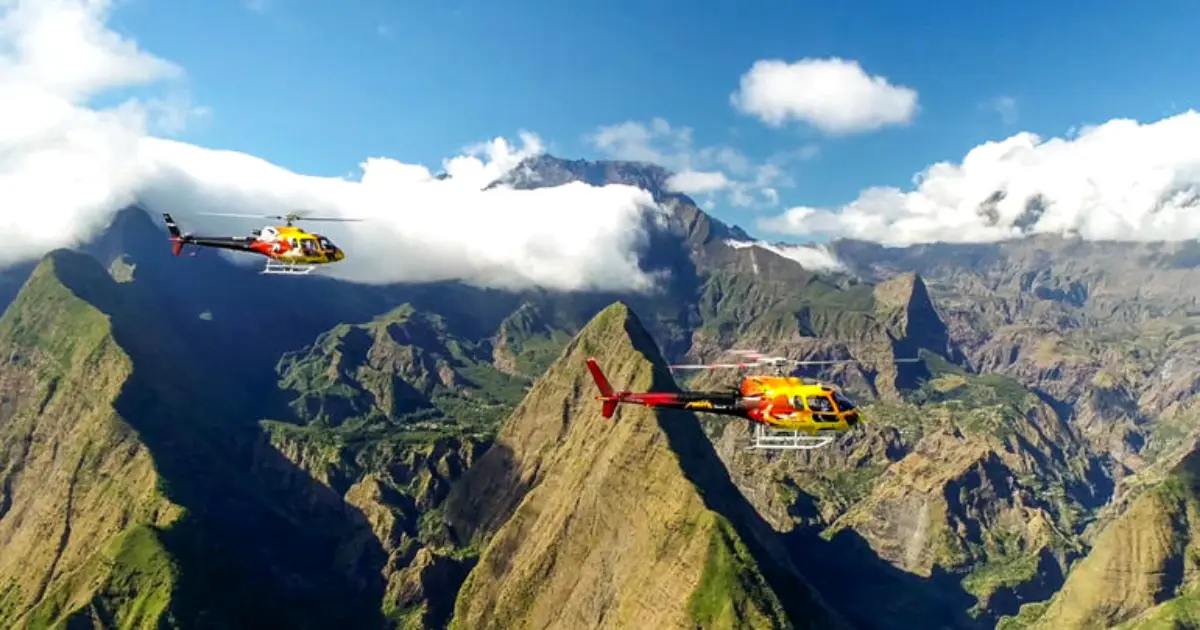 2 hélicoptères de la compagnie mafate hélicoptère