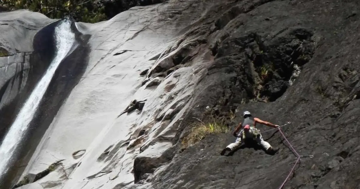 Grimpeurs sur les grandes voies du Piton de Sucre dans le cirque de Cilaos, vue Piton des Neiges, La Réunion