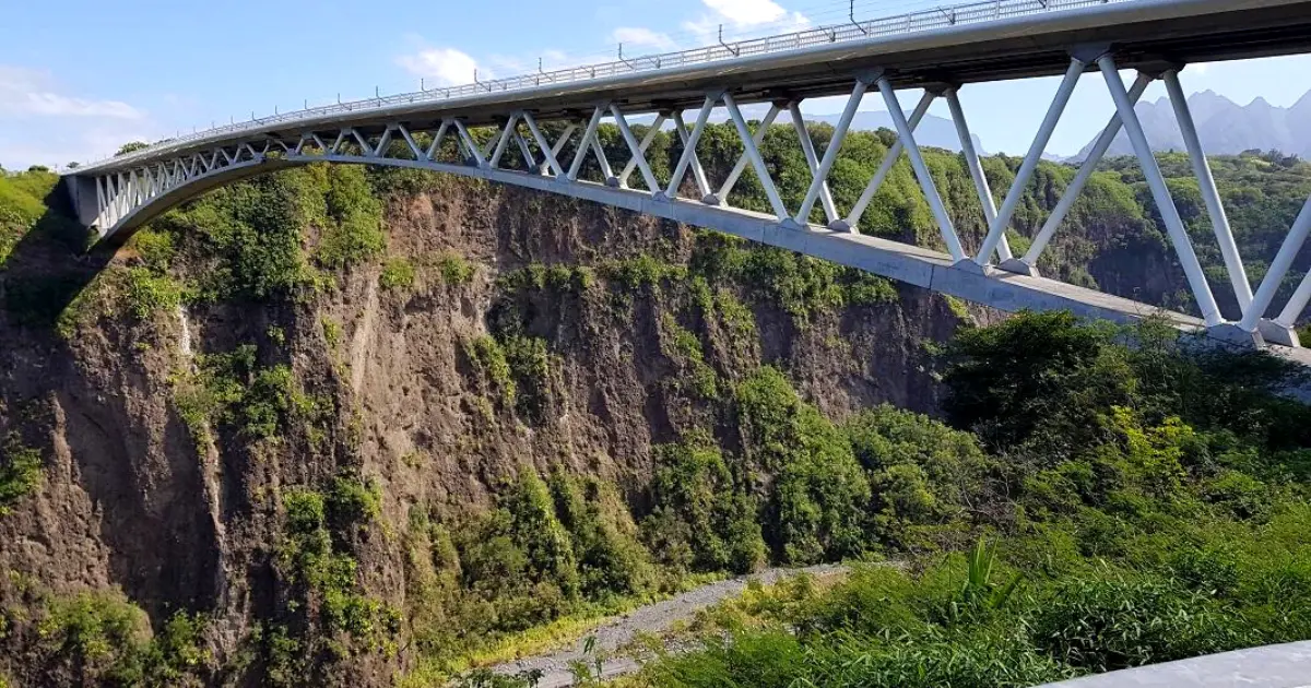 activité insolite ile de la réunion saut à l'élastique.webp