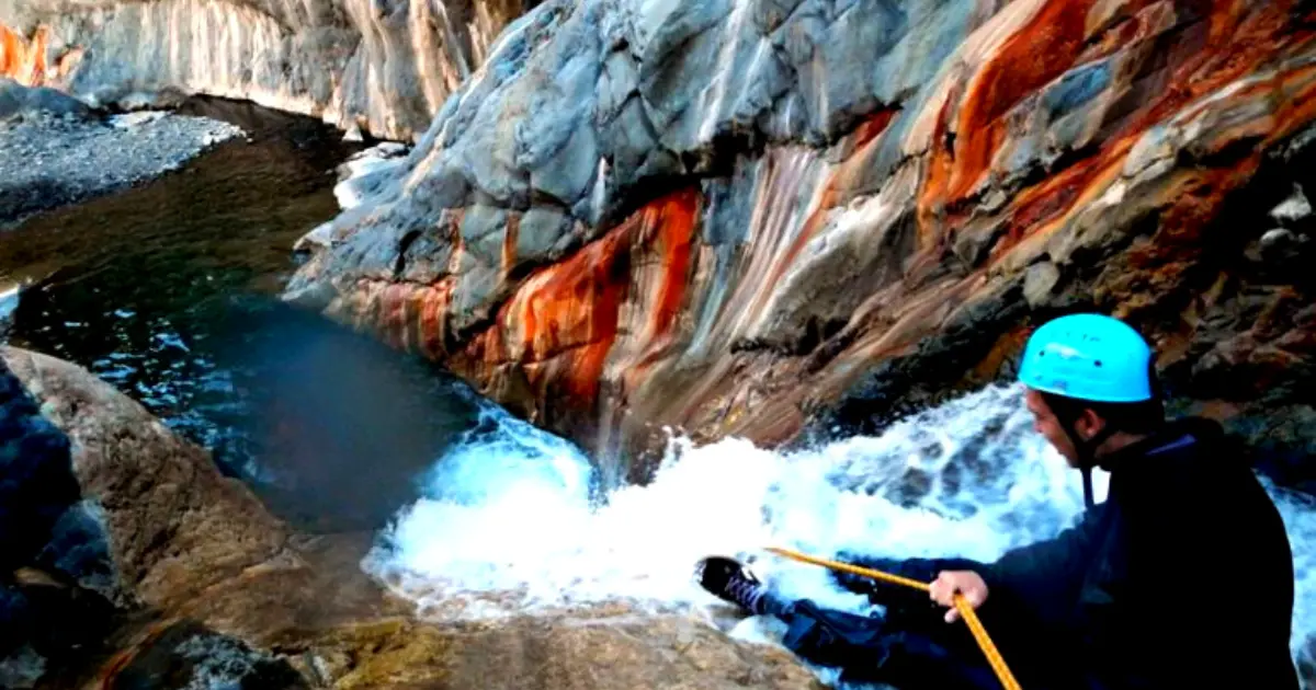 Canyoning à La Réunion bras rouge.webp