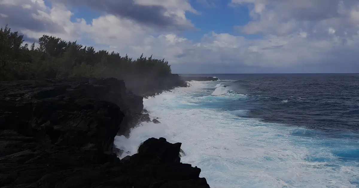Côte rocheuse du Puits Arabe avec vagues sur les coulées de lave, La Réunion