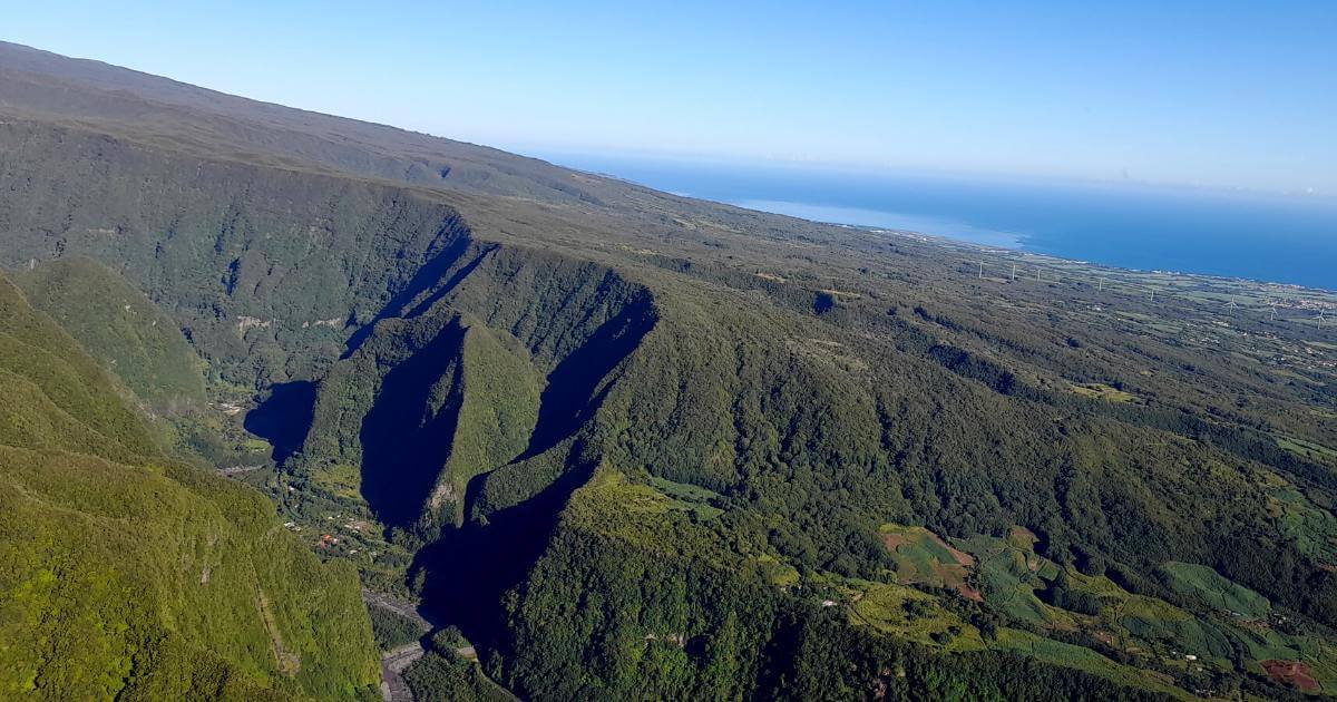 ravine salazie corail hélicoptère.jpg