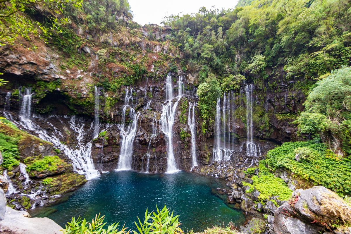 Cascade Grand Galet ( Langevin ) dans le Sud Sauvage, rideau d'eau en éventail et bassin turquoise, La Réunion