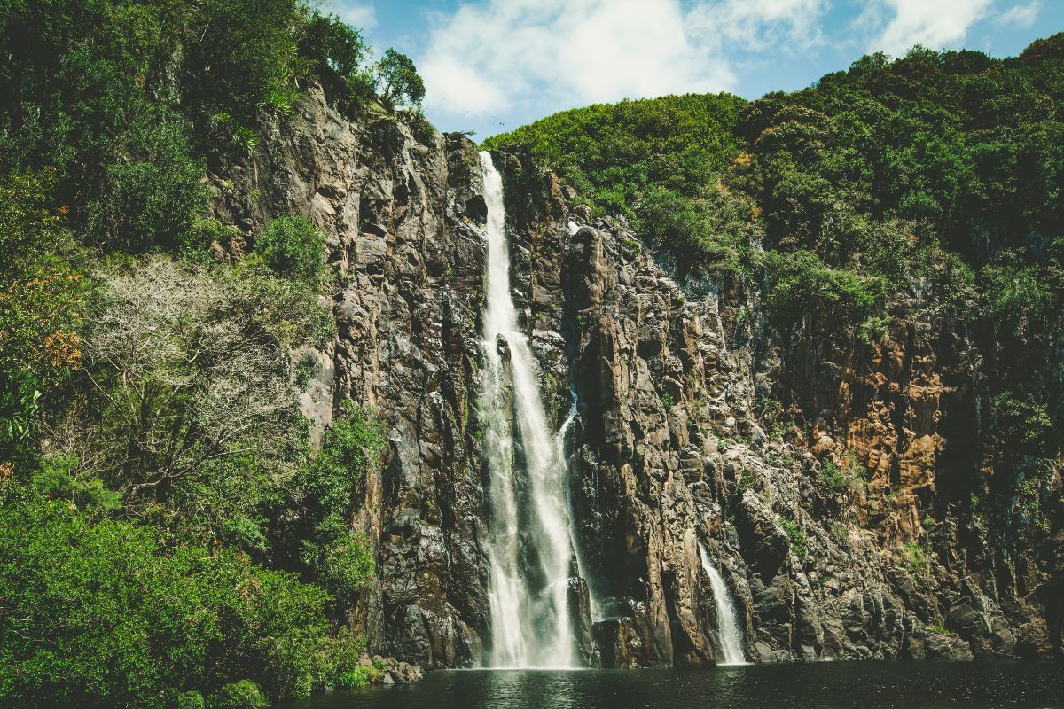 Cascade Niagara dévalant une falaise de basalte dans la végétation luxuriante à Sainte-Suzanne, côte est de La Réunion