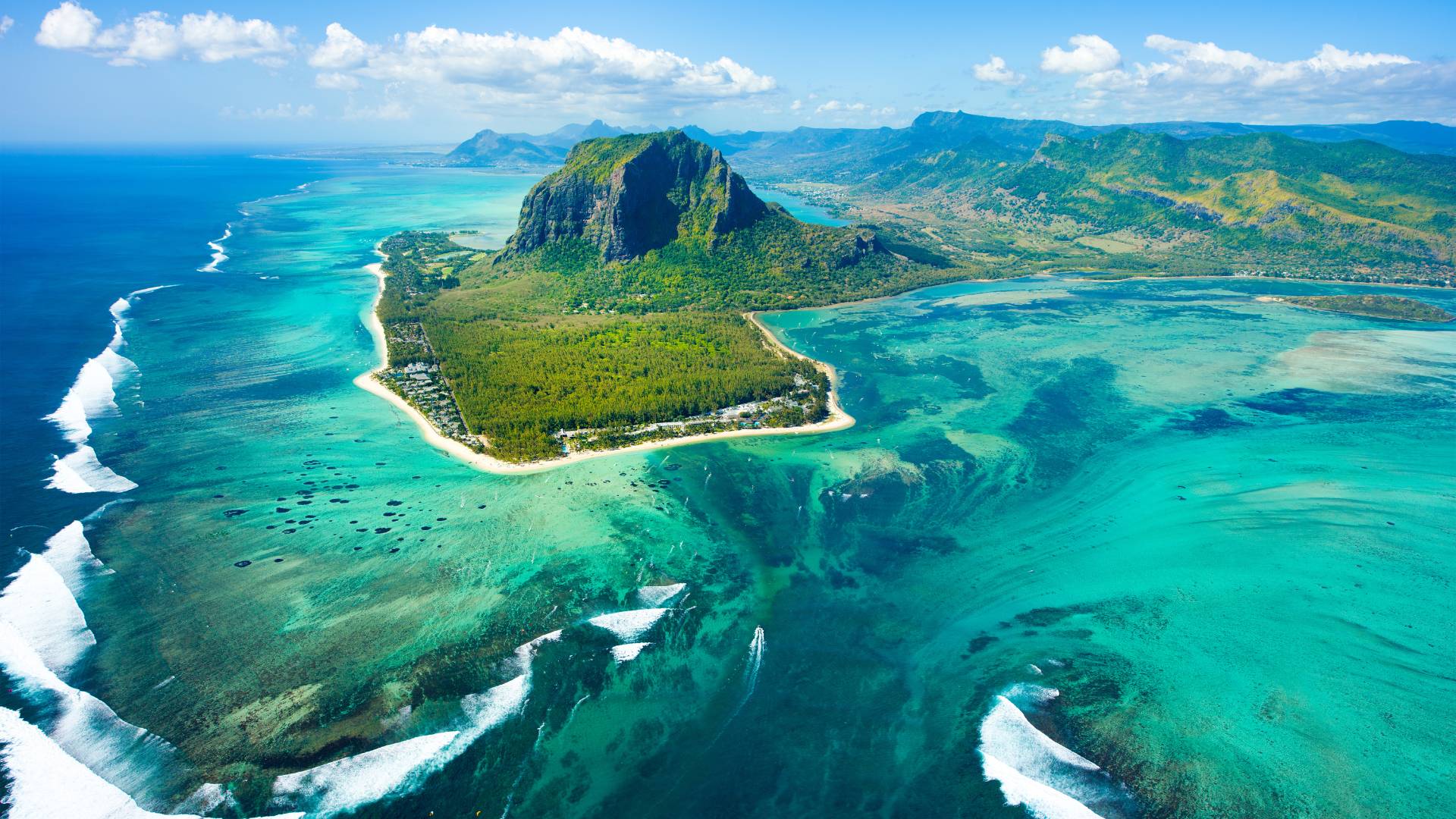 Vue aérienne du Morne Brabant à l'Île Maurice : lagon turquoise, barrière de corail et île montagneuse
