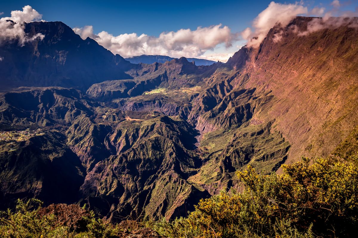 Panorama spectaculaire du cirque de Mafate depuis le belvédère du Piton Maïdo à 2 200 m d'altitude, La Réunion