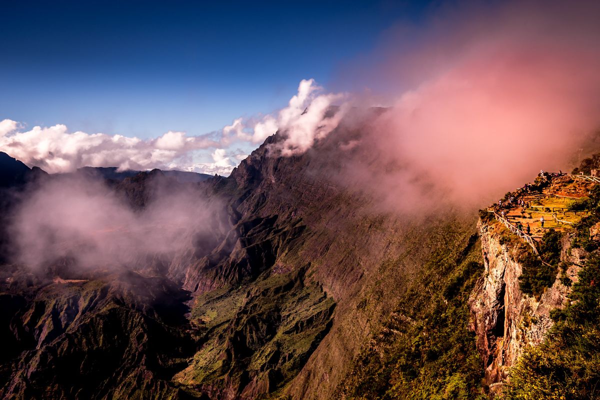 Belvédère du Piton Maïdo dominé par les nuages roses, vue spectaculaire sur le cirque de Mafate, La Réunion