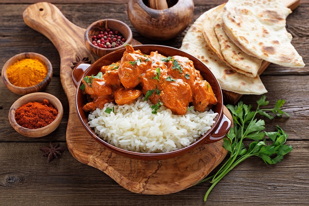 Cari créole servi avec riz, accompagné de naan, épices ( curcuma, piment ) et persil, plat final dégusté à l'issue du cours, La Réunion