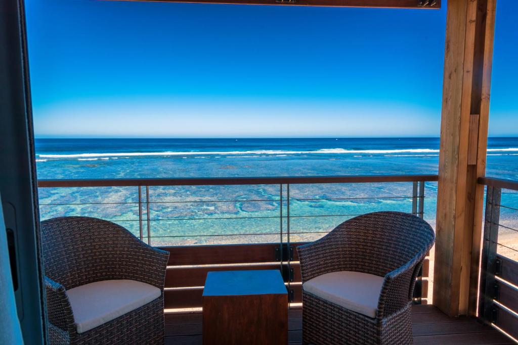 Balcon privé du Battant des Lames avec fauteuils en rotin et vue plongeante sur le lagon de Saint-Pierre