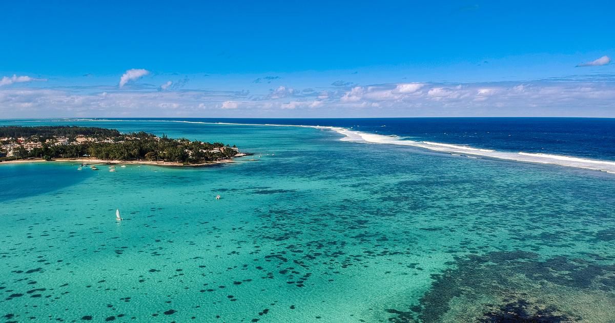 Vue aérienne du parc marin de Blue Bay à l'île Maurice : lagon turquoise, barrière de corail au large