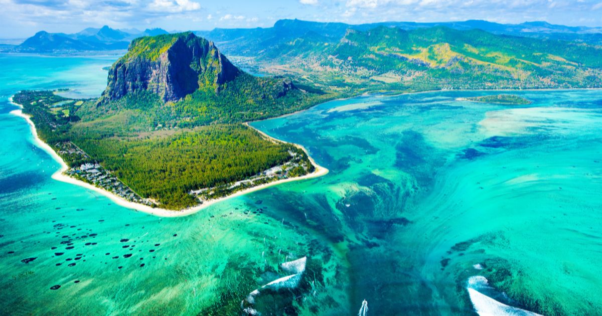 Vue aérienne iconique du Morne Brabant et de la cascade sous-marine de l'île Maurice, illusion d'optique