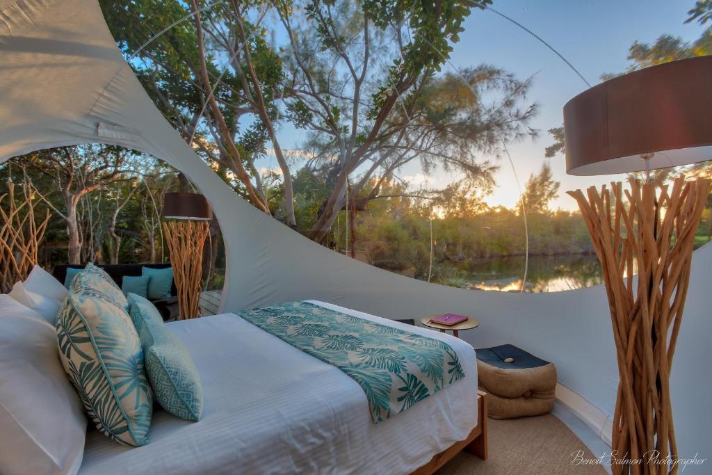 Intérieur d'une bulle transparente Bubble Lodge sur l'île aux Cerfs, face au lagon au coucher du soleil
