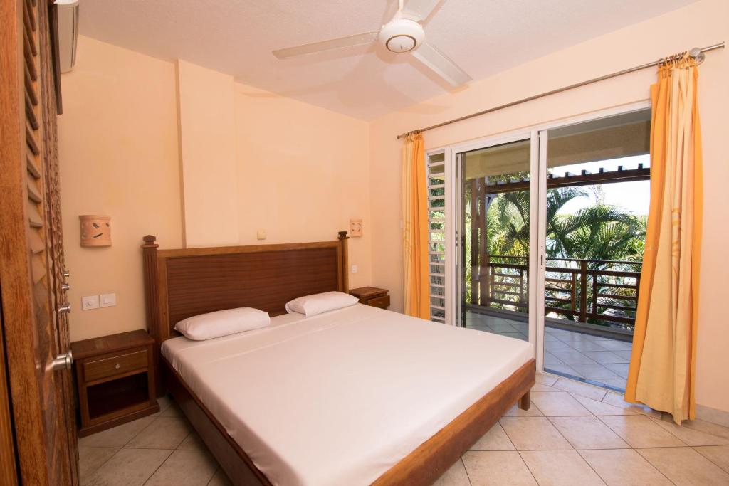 Chambre simple avec balcon et palmiers, hôtel pas cher à l'île Maurice