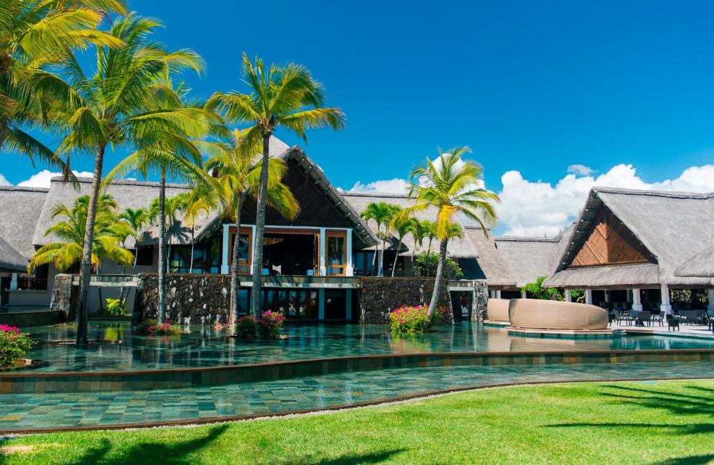 Plage privée et architecture contemporaine du Long Beach Mauritius sur la côte est