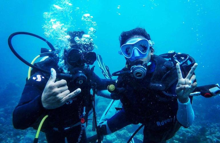 Deux plongeurs sous-marins encadrés en eaux turquoise de l'île Maurice