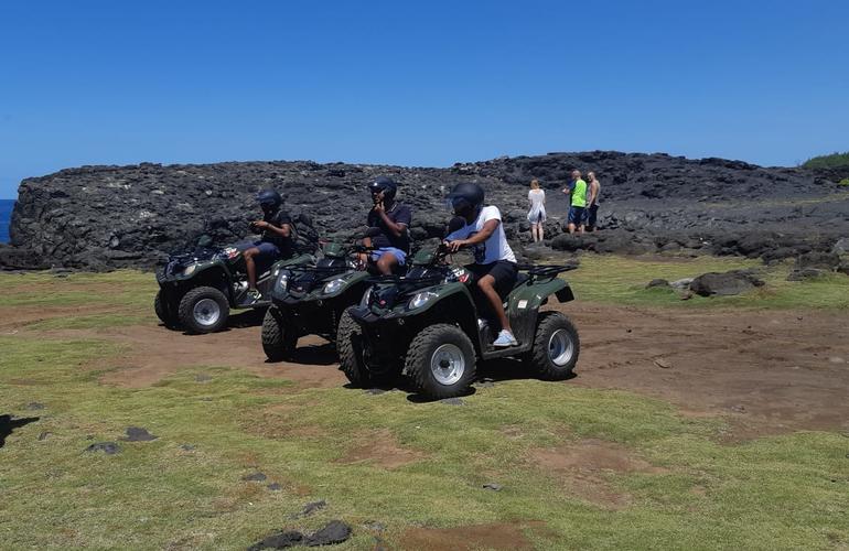 Trois quads alignés sur une côte rocheuse mauricienne, vue mer en arrière-plan