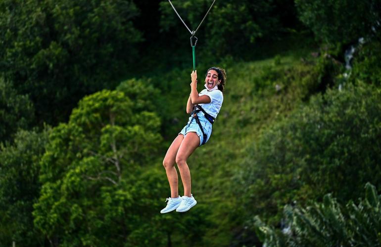 Tyrolienne au-dessus d'une vallée tropicale au Vallée Park de Chamouny, île Maurice