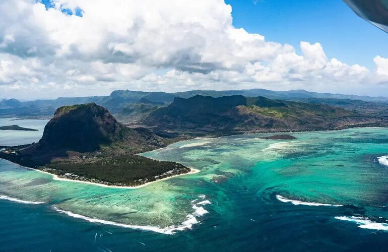 Vue aérienne du Morne et du lagon depuis un hydravion à l'île Maurice