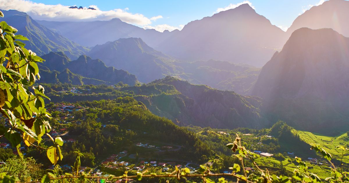 Panorama du cirque de Salazie au coucher de soleil avec villages dans la vallée verdoyante, La Réunion