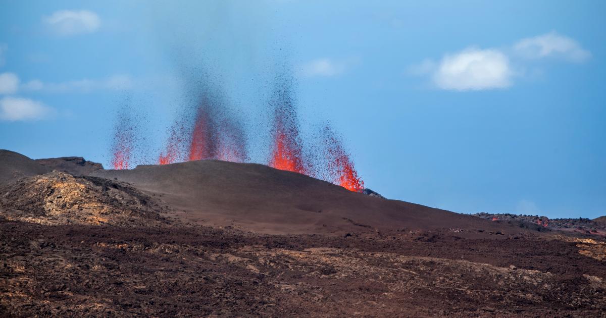 Éruption du Piton de la Fournaise à La Réunion en décembre, fontaines de lave