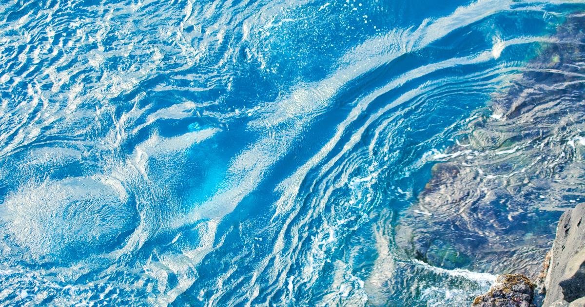 Vagues turquoise sur littoral basaltique de La Réunion en octobre