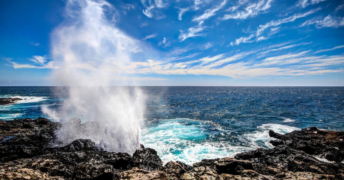 Souffleur d'eau de mer sur la côte sauvage de La Réunion en septembre