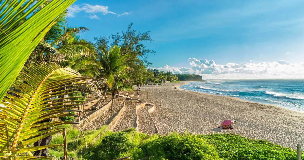 Plage tropicale de La Réunion en novembre avec cocotiers et lagon turquoise