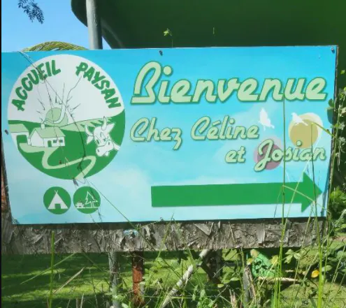 Panneau d'accueil 'Bienvenue Chez Céline et Josian, Accueil Paysan' du village de l'Entre-Deux : tradition agro-touristique et accueil chez l'habitant, La Réunion