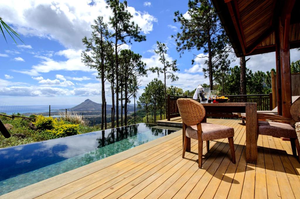 Lodge éco-chic Lakaz Chamarel niché dans la végétation tropicale du sud-ouest de l'île Maurice