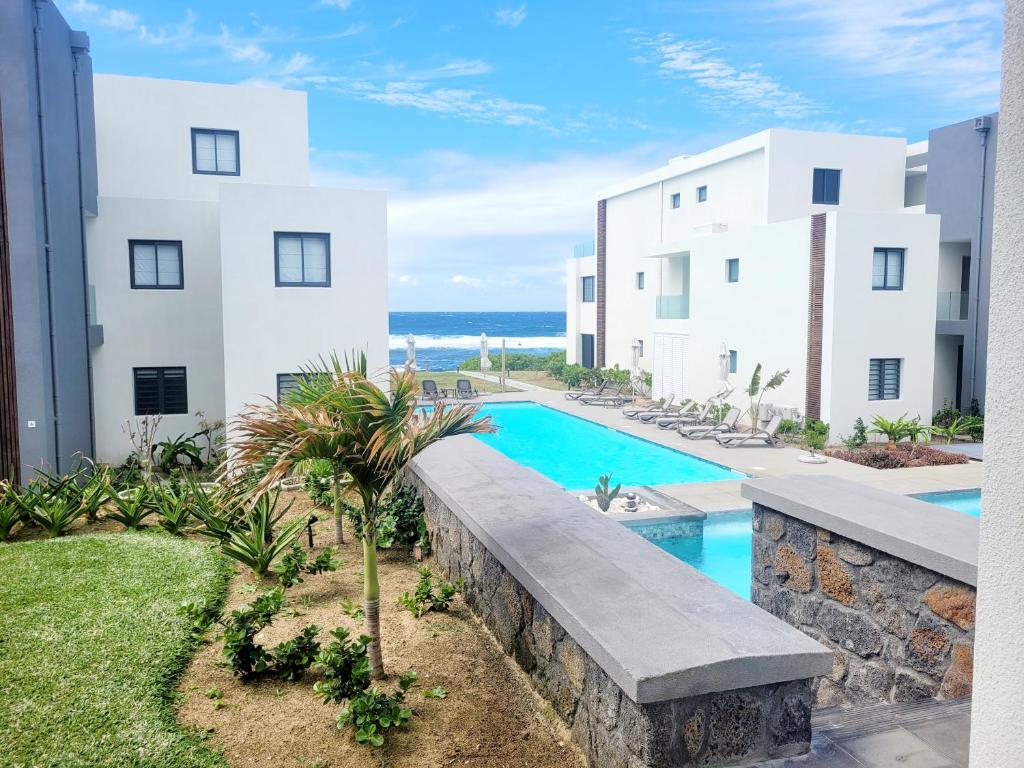 Piscine paysagère et terrasse face océan d'Eastern Blue à Poste Lafayette, nord-est de l'île Maurice