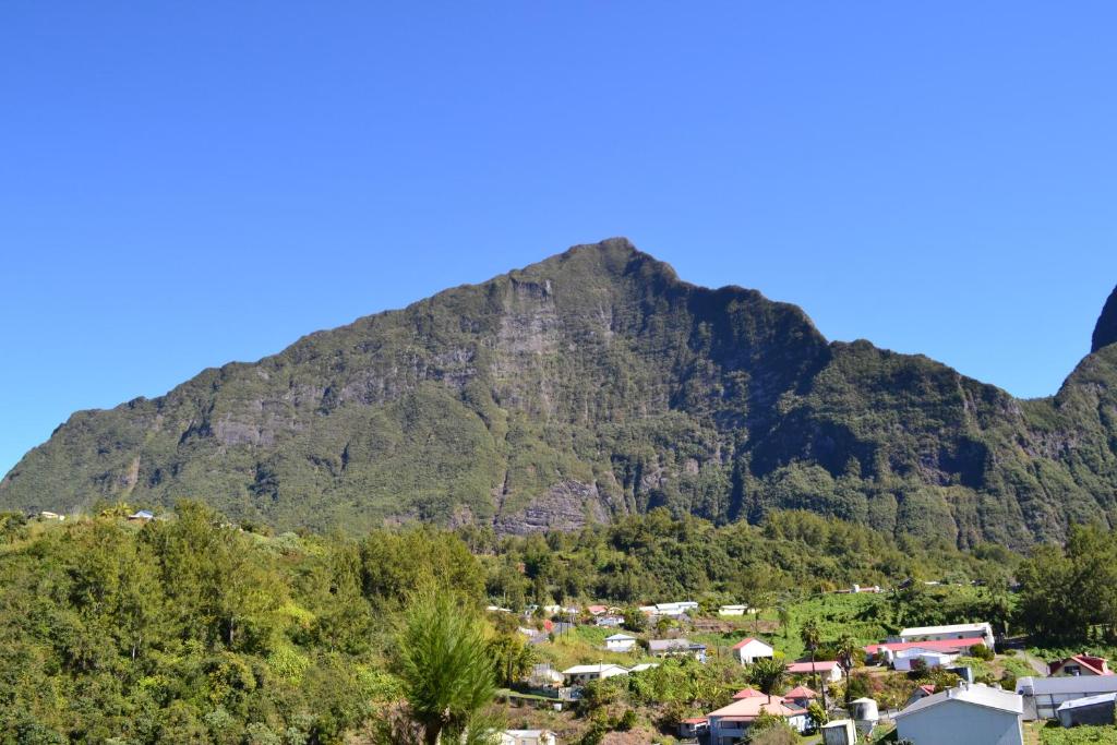 Vue sur un piton verdoyant du cirque de Salazie au-dessus du village de Grand-Îlet