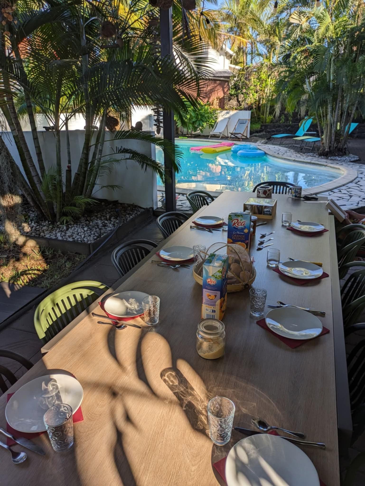 Table de petit-déjeuner dressée au bord de la piscine à Eskal Péi