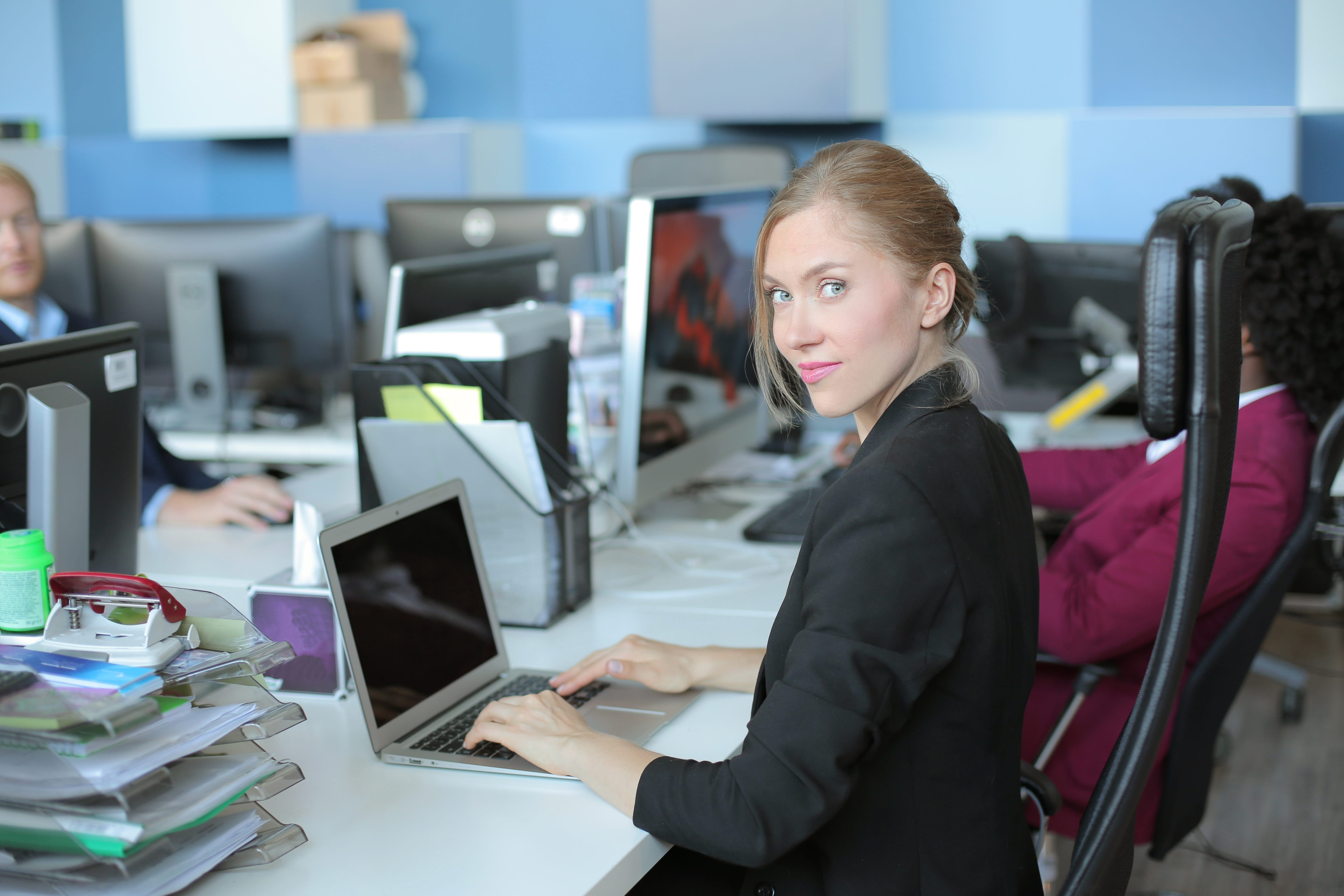 successful-female-business-team-lead-working-with-group-multiethnic-business-partners_1_caobie.jpg